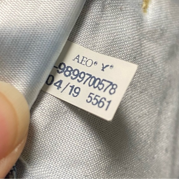 American Eagle Shorts Women’s Size 2 Light Wash distressed Denim Mom Shorts - Picture 13 of 14